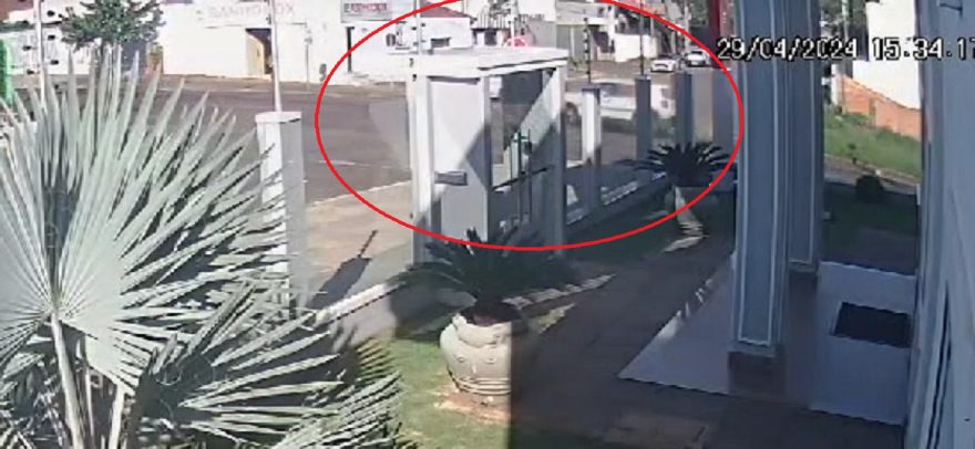 Câmera flagra acidente entre BMW GS 850 e Jeep Renegade no Country