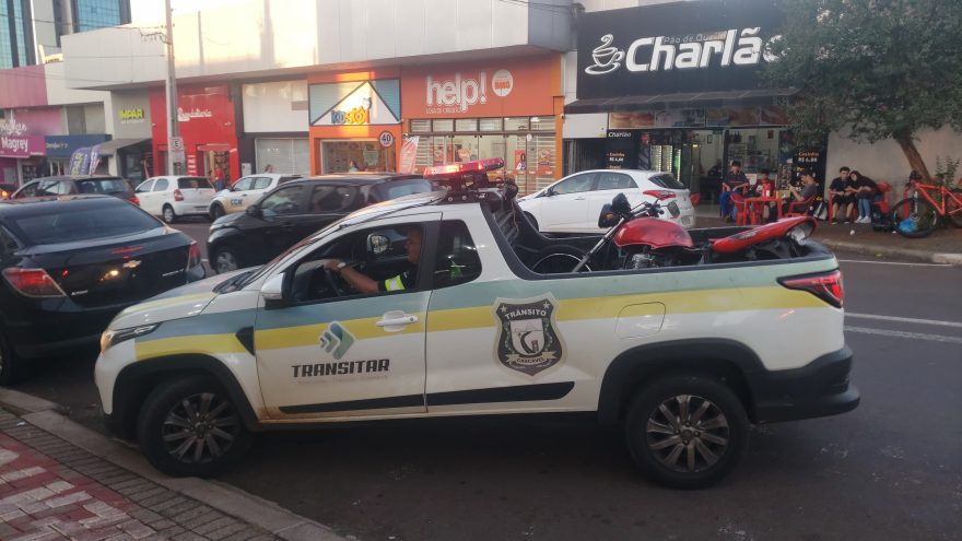 Motociclista com carteira cassada é abordado pela Transitar e vai embora a pé