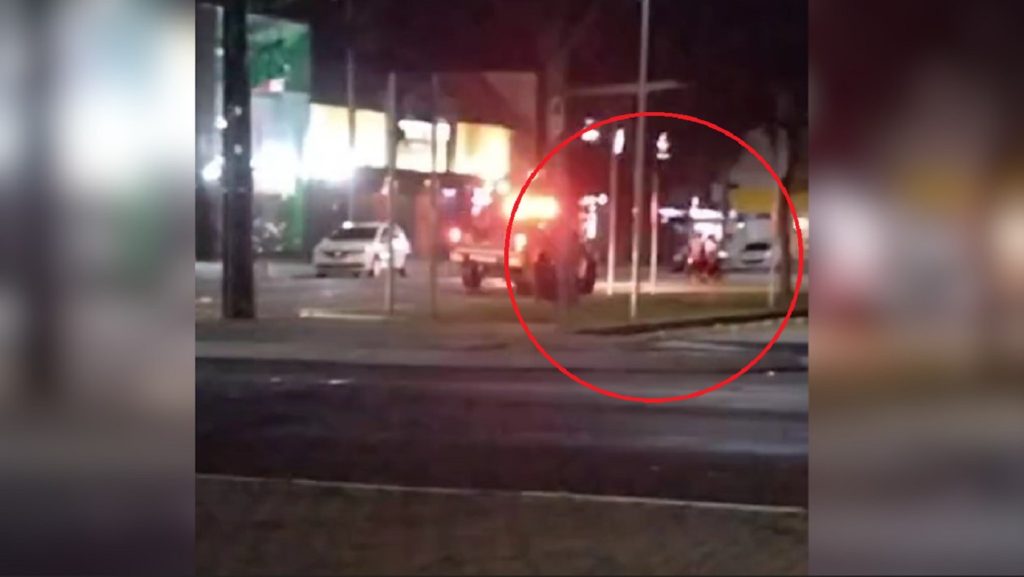 Vídeo mostra perseguição e abordagem policial de dupla em moto furtada Vídeo mostra perseguição e abordagem policial de dupla em moto furtada