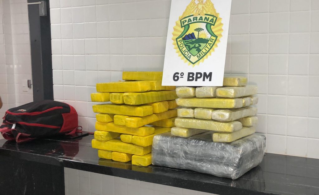 PM encontra 45 kg de maconha em ônibus de linha e duas passageiras são detidas em Cascavel PM encontra 45 kg de maconha em ônibus de linha e duas passageiras são detidas em Cascavel