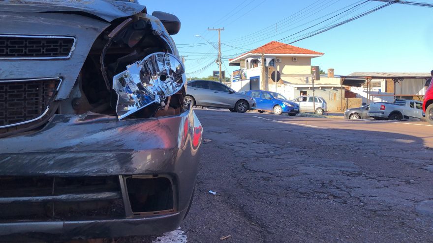 Acidente entre Agile e Logan é registrado na Rua Cuiabá esquina com Rua Carlos de Carvalho