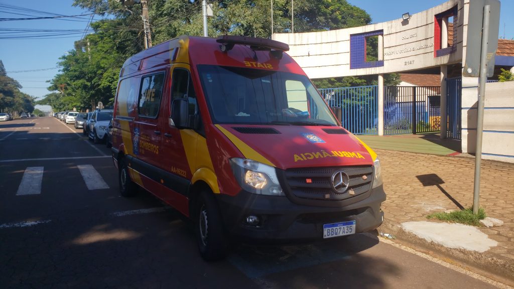 Criança fica ferida após cair em frente escola na Rua Francisco Bartinik