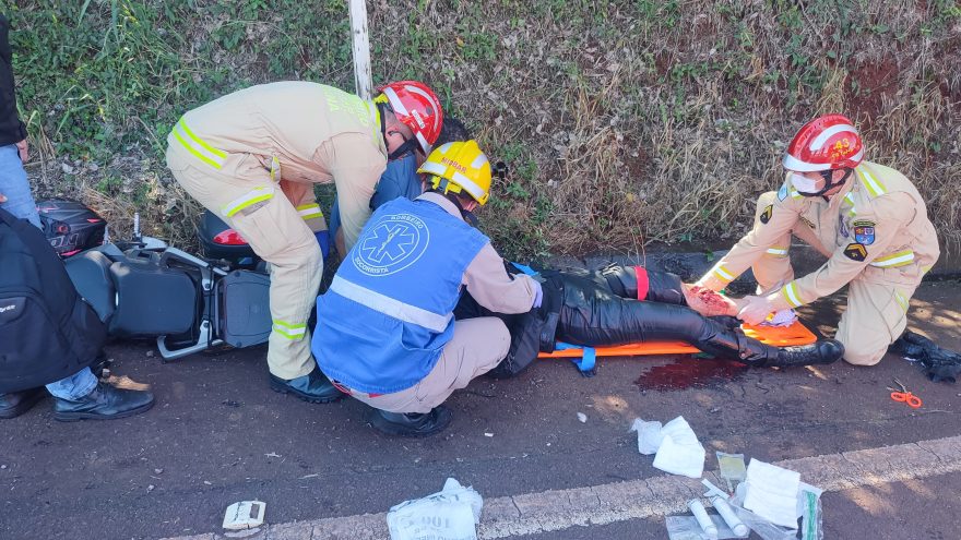 Motociclista tem grave lesão na perna em acidente na BR-163