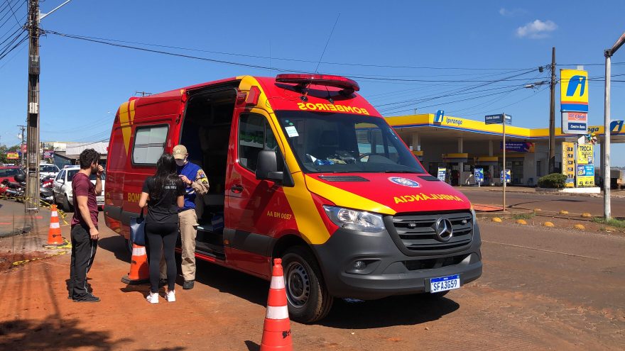 Carro e moto se envolvem em colisão traseira na Avenida Carlos Gomes