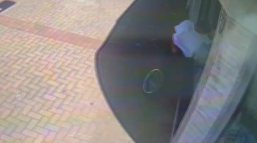 Câmera flagra ciclista atingindo vidraça de loja no Centro