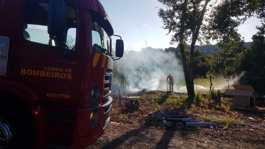 Corpo de Bombeiros combate incêndio em vegetação no Periolo