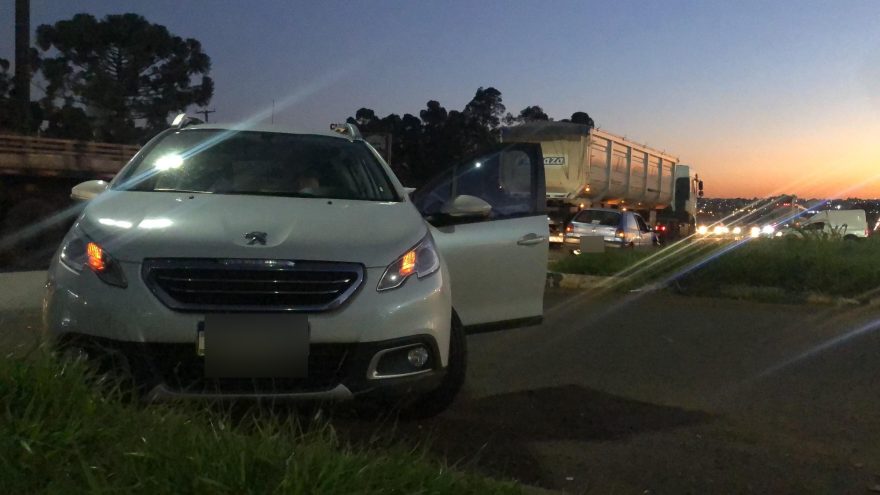 Gol e Peugeot se envolvem em acidente no Trevo da Portal