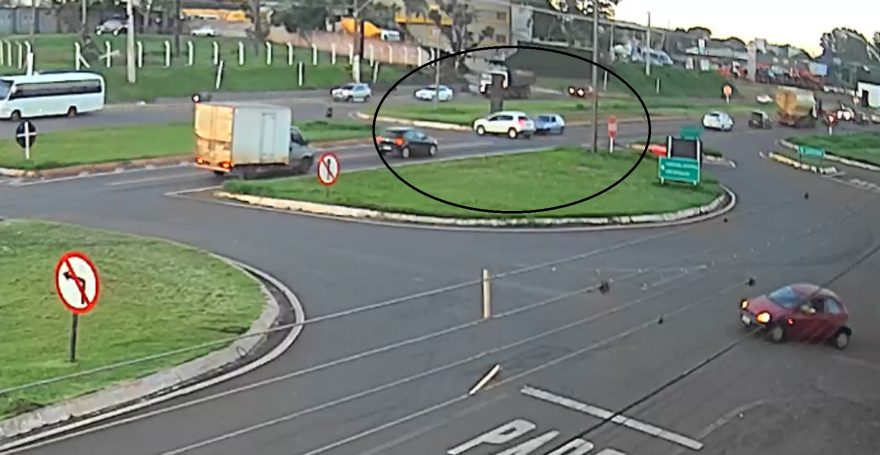 Câmera registra acidente entre Gol e Peugeot no Trevo da Portal