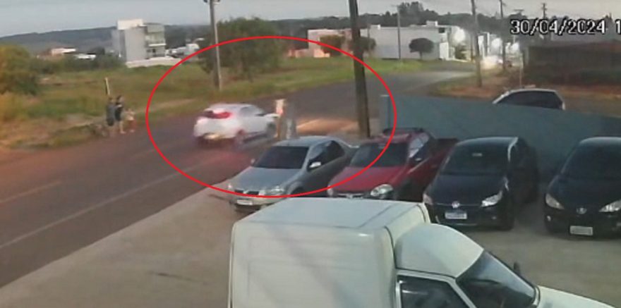 Impressionante! Câmera flagra criança sendo atropelada na Rua Rio da Paz