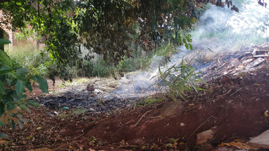 Bombeiros combatem incêndio nas margens da rodovia PRc-467