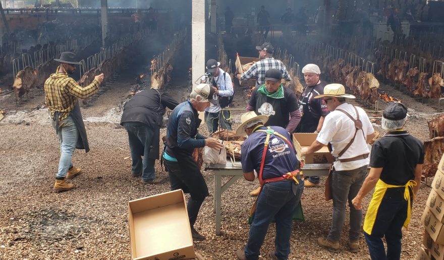 Hora do almoço! Costelões são servidos na Festa do Trabalhador