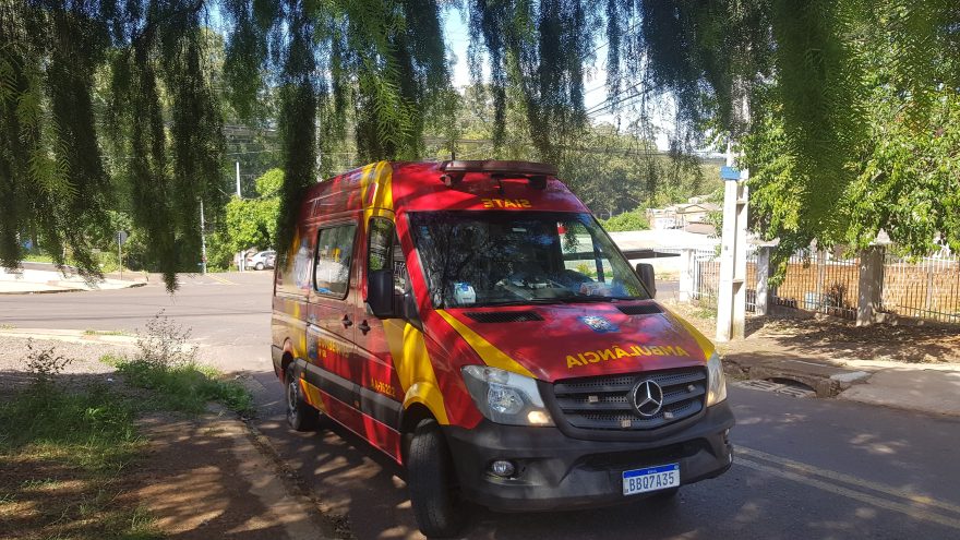 Homem fica ferido ao descer de ônibus na Rua Souza Naves Sul