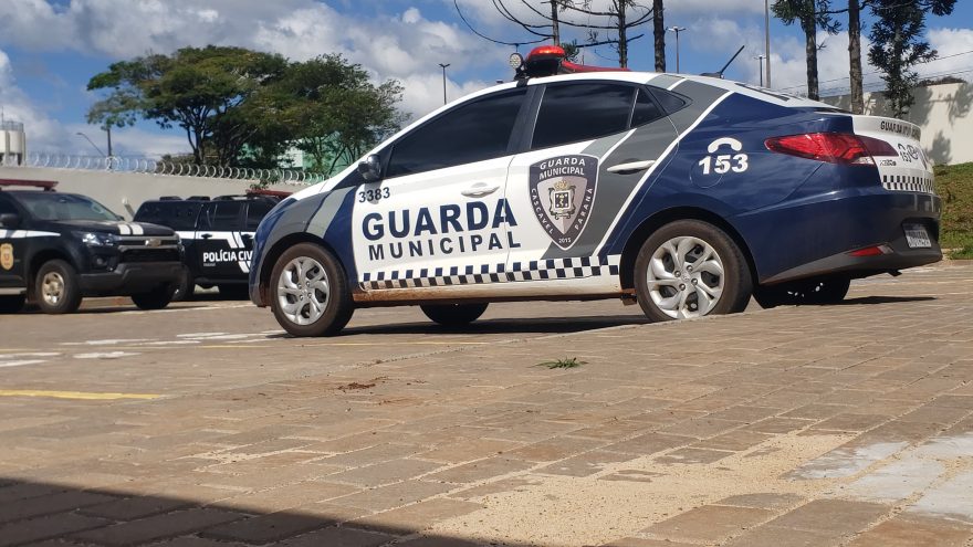 Jovem é detido após descumprir medida protetiva contra a família no bairro Cascavel Velho