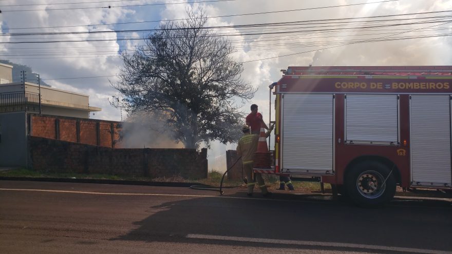 Corpo de Bombeiros combate incêndio em vegetação no Centro
