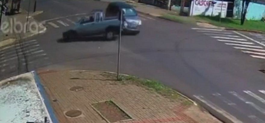 Câmera registra acidente entre veículos na Rua Itália