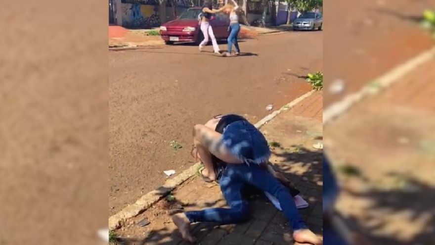Jovens “futuro do Brasil” são filmadas brigando por ciúmes no meio da rua