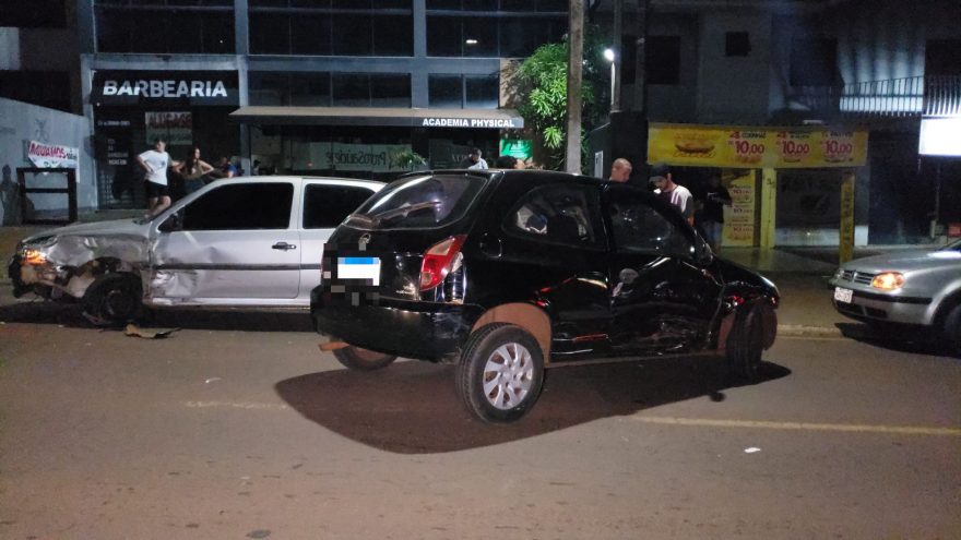 Acidente entre três carros é registrado no Veneza