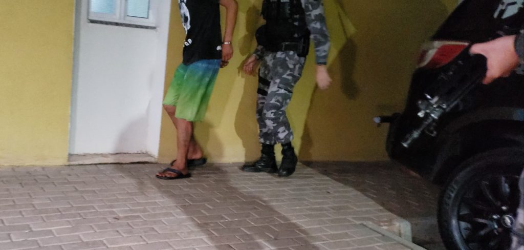 Homem é detido suspeito de invadir casa e assaltar família no Cascavel Velho Homem é detido suspeito de invadir casa e assaltar família no Cascavel Velho