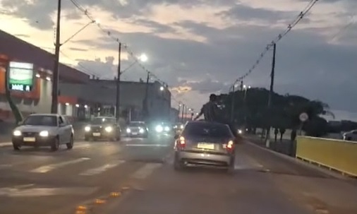 Homem é flagrado em cima de carro em movimento em Cafelândia