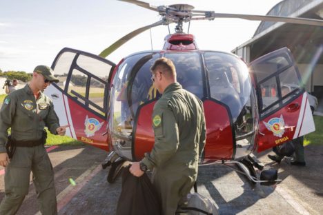 Helicóptero que vai ajudar vítimas das chuvas decola para o Rio Grande do Sul