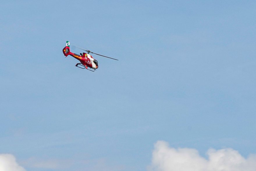 Helicóptero que vai ajudar vítimas das chuvas decola para o Rio Grande do Sul