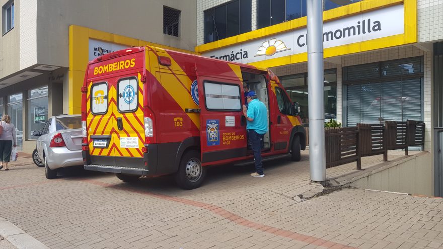 Vidro estoura no rosto de trabalhadora no Centro e Corpo de Bombeiros é acionado