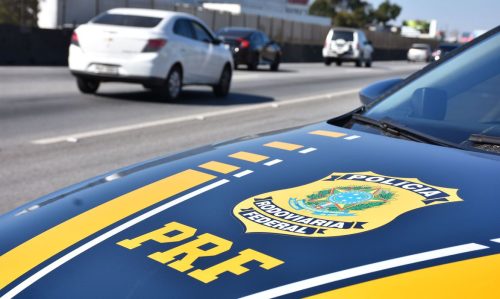 Duas pessoas ficam gravemente feridas após acidente entre caminhão e carro na BR-277 Duas pessoas ficam gravemente feridas após acidente entre caminhão e carro na BR-277
