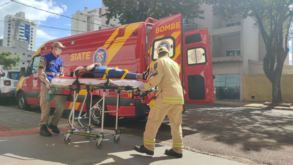 Mulher cai de escadaria no Centro e é atendida pelo Siate