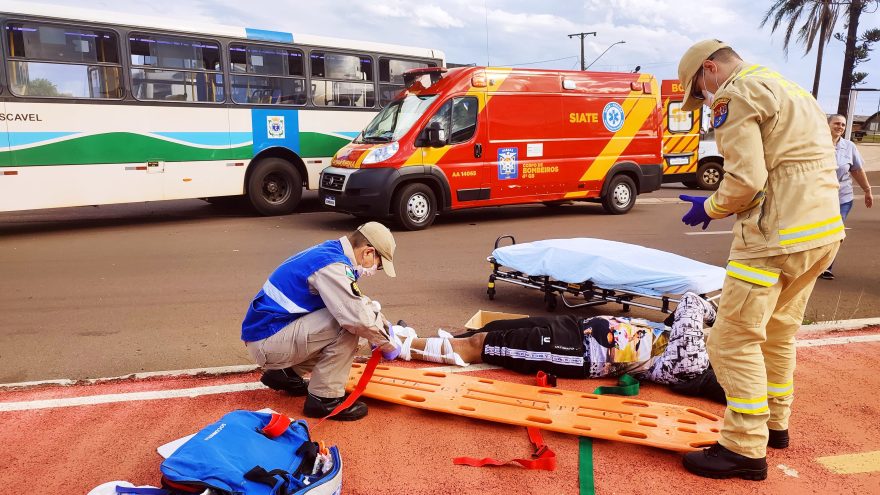 Motociclista tem lesão grave na perna após colisão com ônibus na marginal da BR-277