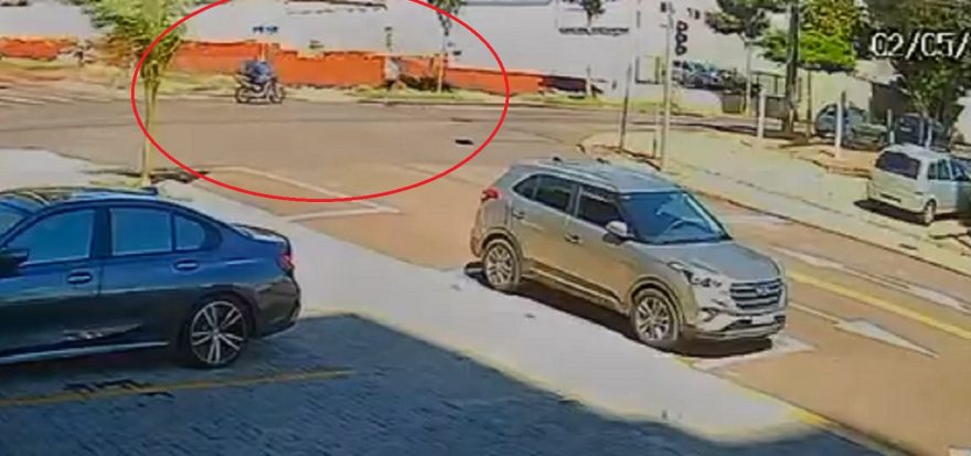 Câmera flagra homem sendo atropelado por moto na Rua Antonina