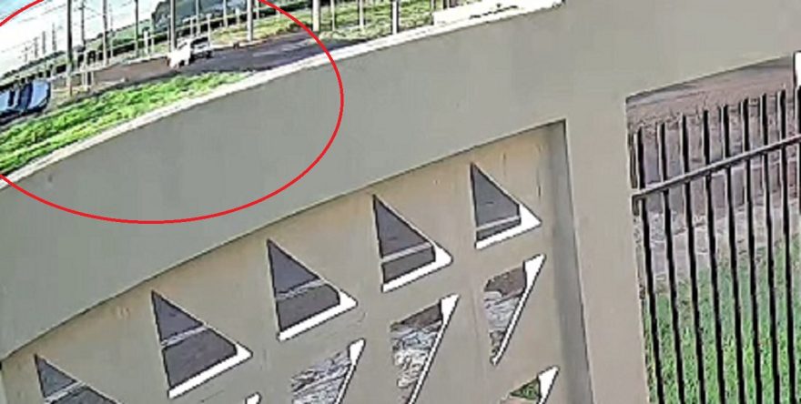 Veja momento em que Mitsubishi Outlander capota após acidente na Rua Antonio Kucinski