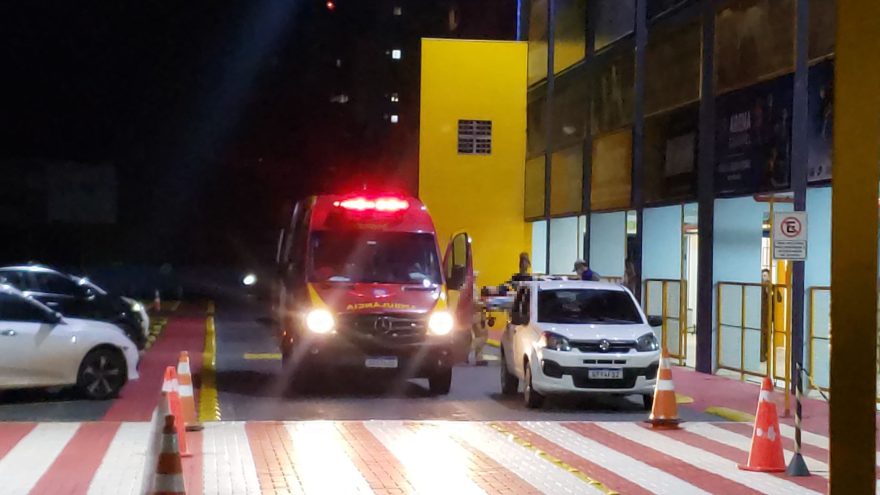 Jovem é socorrida pelo Siate após se machucar na aula de ballet em colégio no Centro