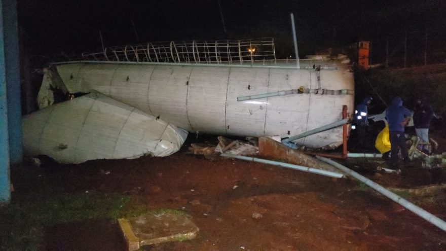 Caixa d’água estoura e cai na Penitenciária Estadual de Cascavel; fornecimento foi afetado no complexo
