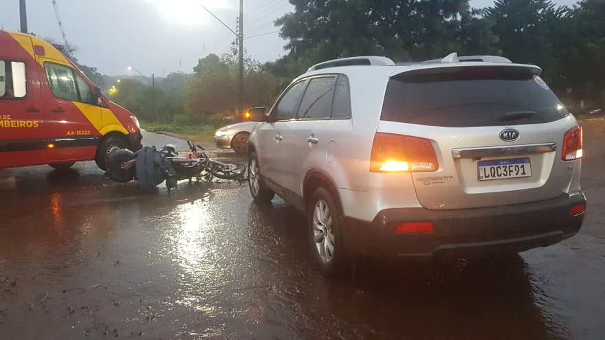Colisão entre SUV e moto deixa pessoa ferida no Santa Felicidade