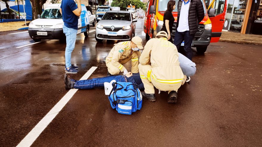 Motociclista atropela pedestre no Centro e fica ferida ao sofrer queda de veículo