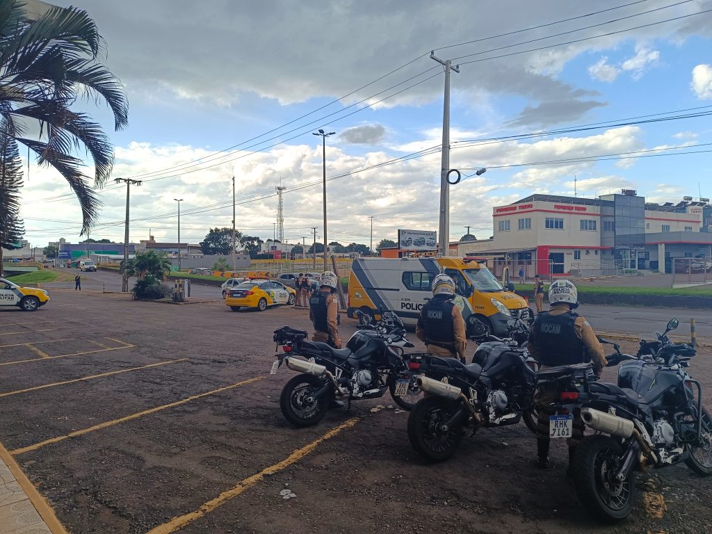Operação da Polícia Militar resulta na apreensão de drogas e arma em Cascavel