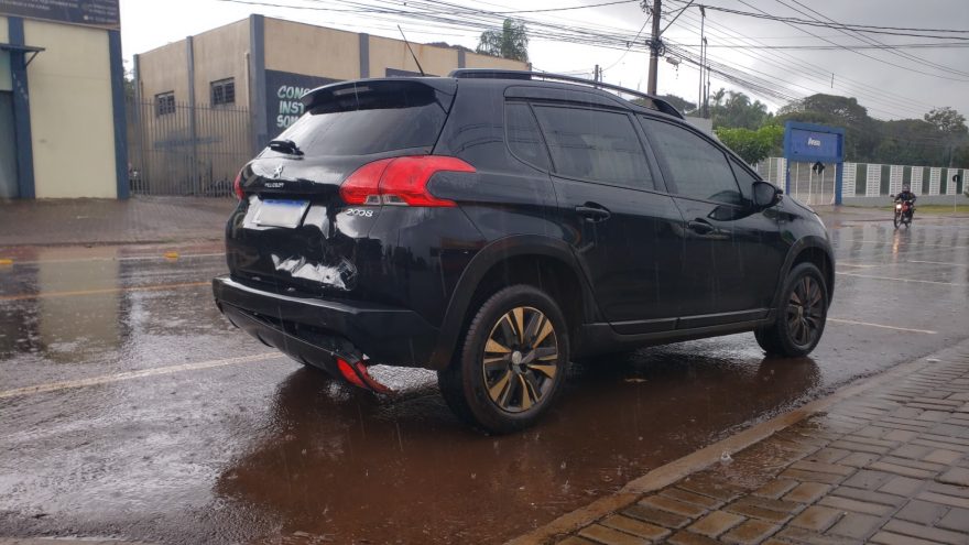 Motociclista fica ferida após bater em Peugeot 2008 no Bairro São Cristóvão