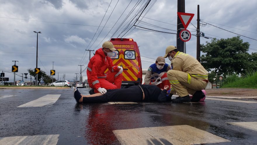 Mulher cai de moto no Bairro Pacaembu e socorristas são acionados