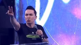 Pastor beija a própria filha na boca e diz: 