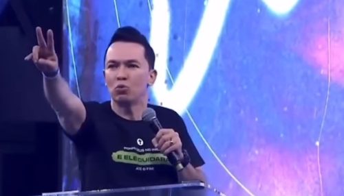 Beijar ou dar selinho no filhos é saudável? Após fala de pastor, especialistas explicam riscos