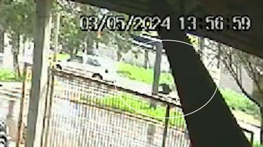 Câmera flagra motociclista caindo no bairro Pacaembu