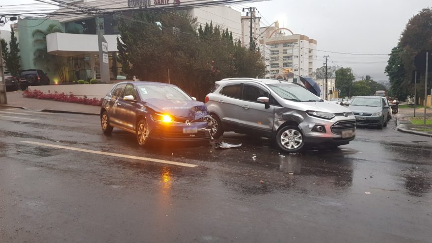 Acidente entre Gol e Ecosport deixa trânsito tumultuado na Rua Minas Gerais