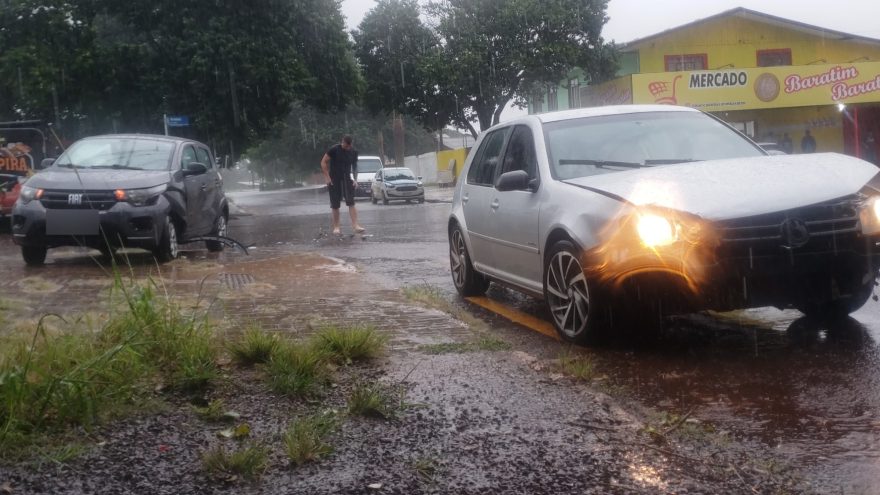 Fiat Mobi e Golf se envolvem em acidente na Rua Xavantes