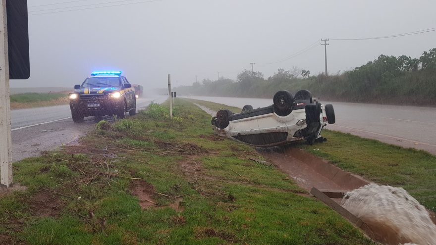 Após saída de pista, Ecosport capota na BR-163 em Cascavel