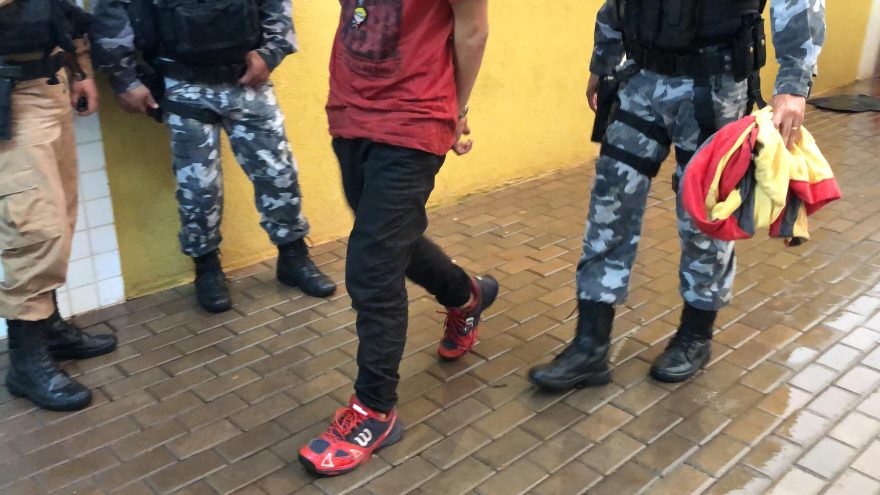 Homem é detido pelo Pelotão de Choque