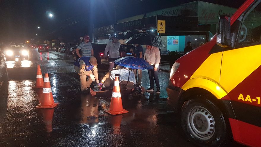 Idoso de 78 anos fica ferido ao ser atropelado por Corsa na Rua Xavantes