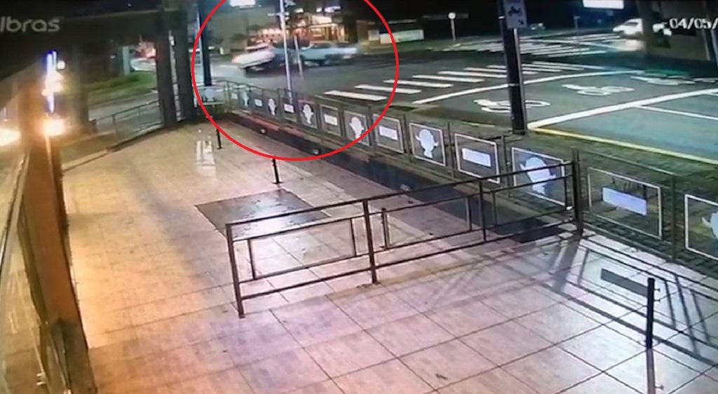 Batida entre S-10 e Uno no Centro é flagrada por câmeras de segurança Batida entre S-10 e Uno no Centro é flagrada por câmeras de segurança