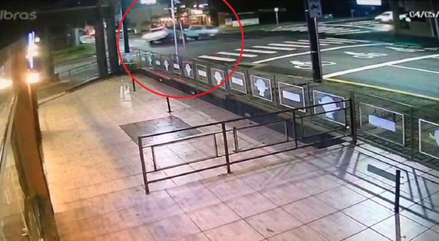 Batida entre S-10 e Uno no Centro é flagrada por câmeras de segurança