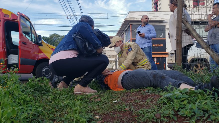 Acidente é registrado no cruzamento das Ruas São Paulo e Uruguai e motociclista fica ferido