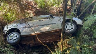 Durante fuga, carro cai em barranco no Cascavel Velho